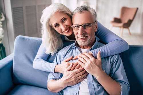 Casal feliz após vender precatório com Quita Simples